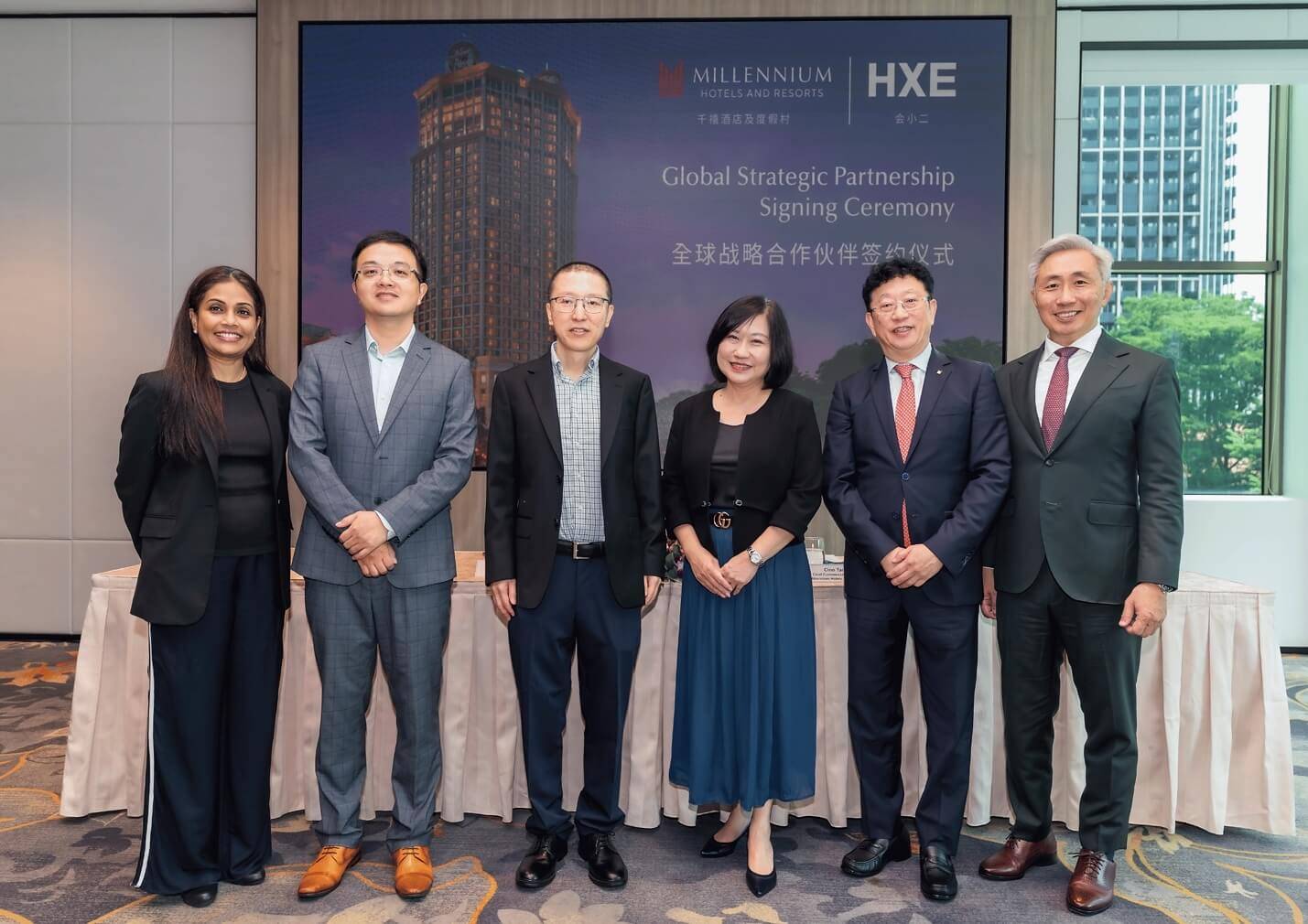The CEO of HXE Eventbest and the Chief Commercial Officer of Millennium Hotels and Resorts took a photo together as a commemoration.
